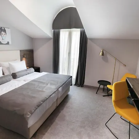 Milenij ماكارسكا